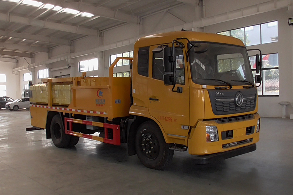 程力威牌CLW5122TFZD6型防撞緩沖車(chē)