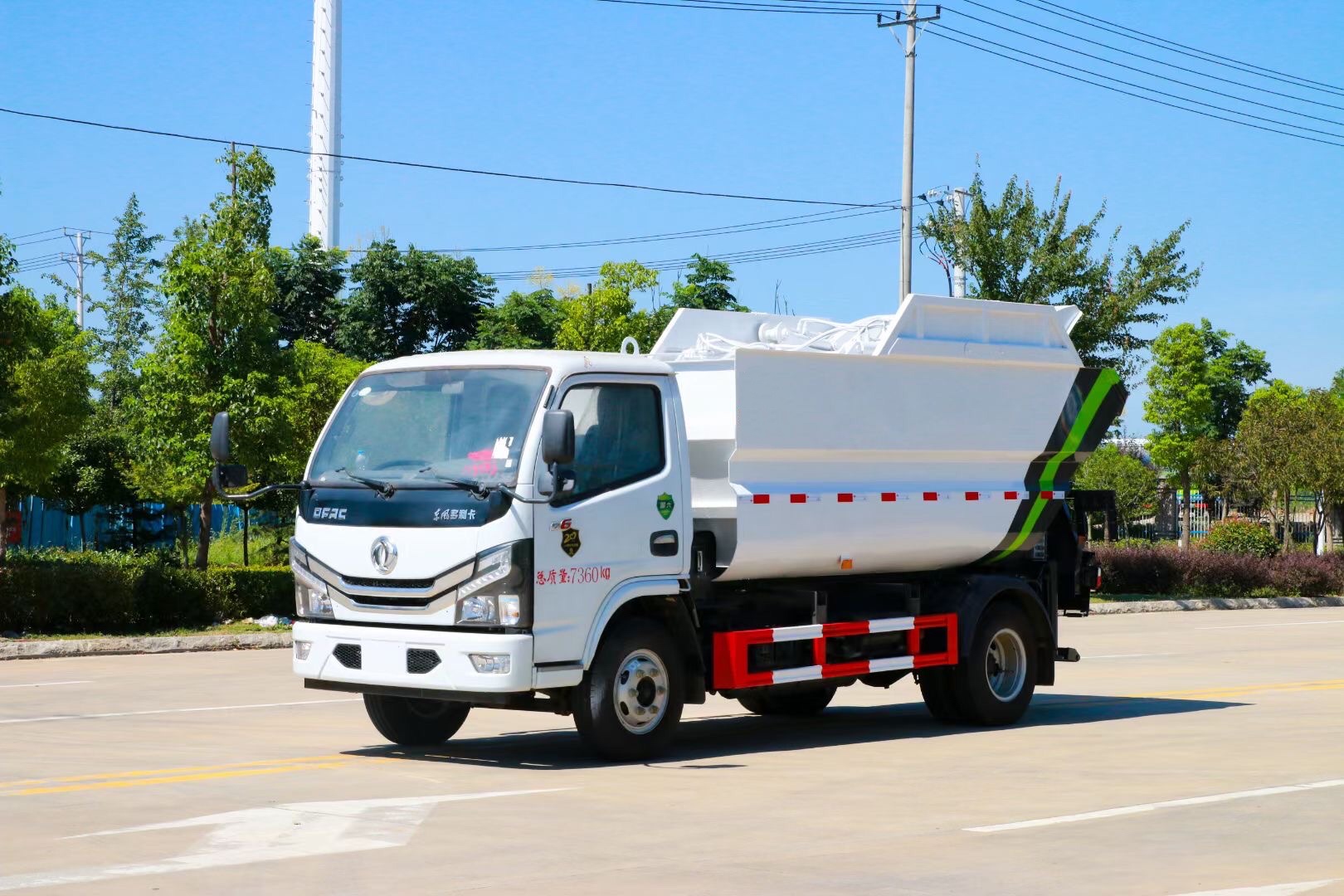 東風(fēng)小多利卡無(wú)泄漏后掛桶垃圾車(chē)